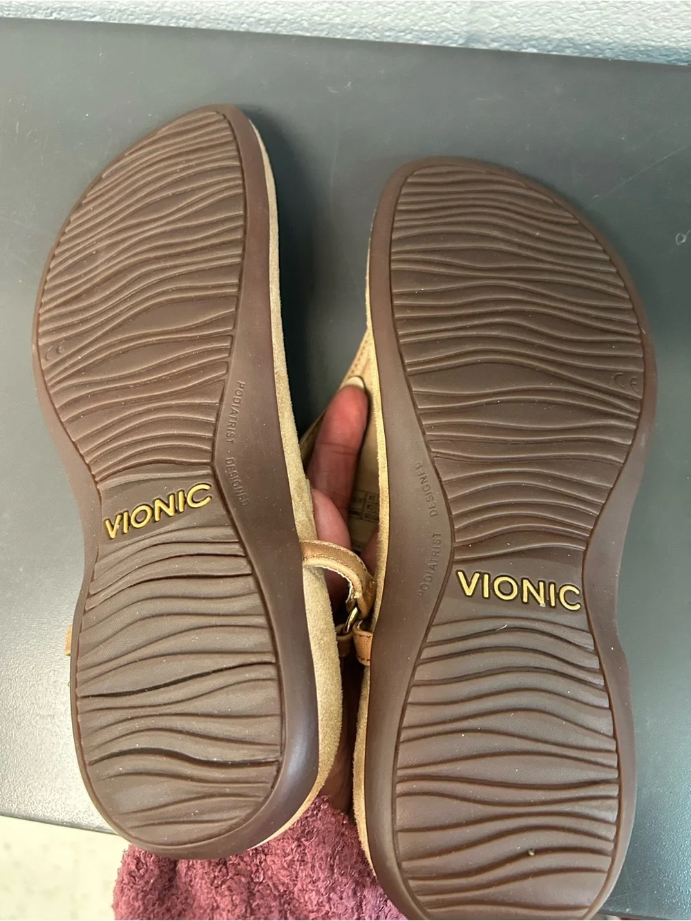 Vionic Kirra Brown Leather T-Strap Women's Sandals 7